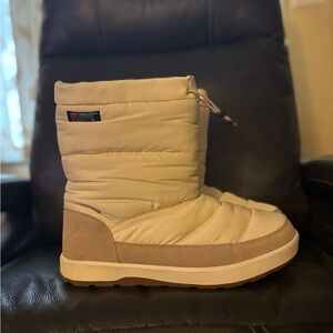 Women's waterproof snow boots. Size 11